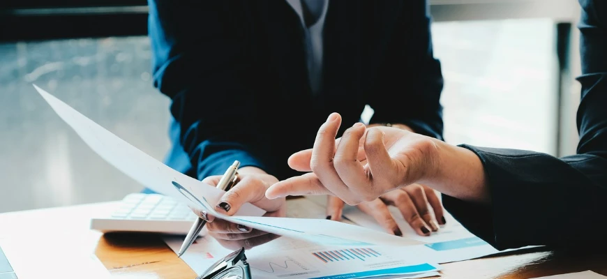 ludzie siedzą przy stole