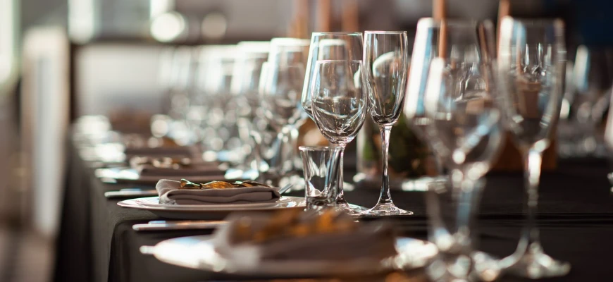 kieliszki na&nbsp;stole