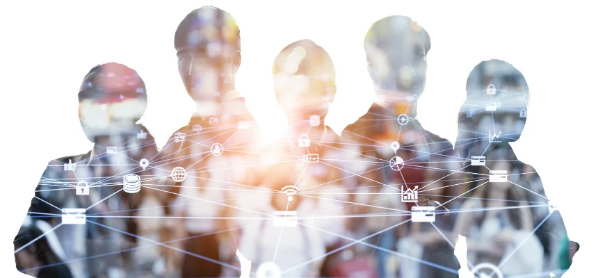 piątka ludzi za&nbsp;wyświetlanym wykresem