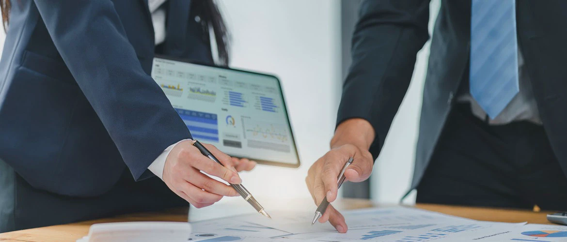 długopisy w&nbsp;dłoniach