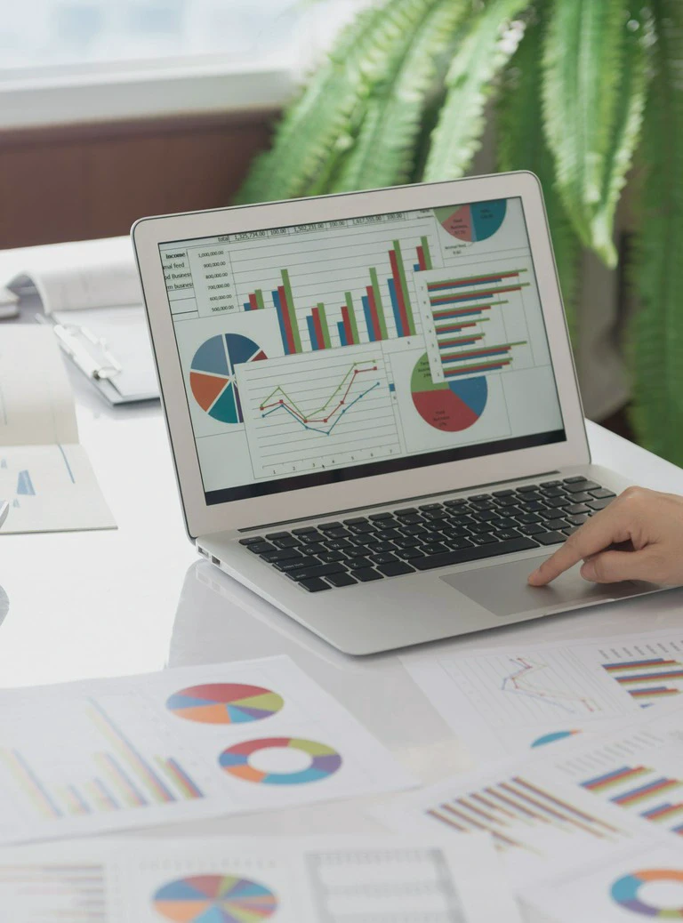otwarty laptop z&nbsp;wykresami