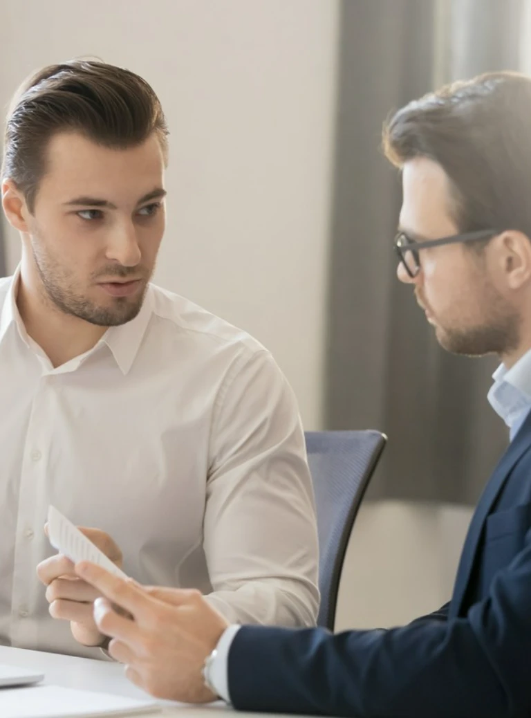 dwójka rozmawiających mężczyzn