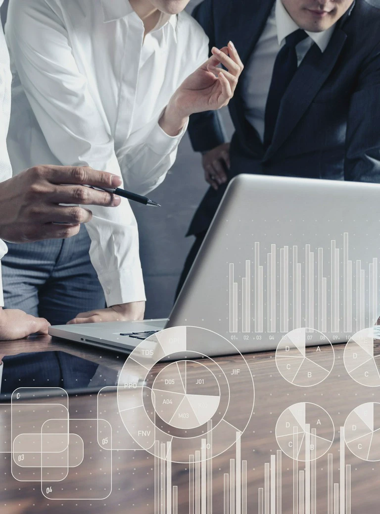 laptop, długopis w dłoni